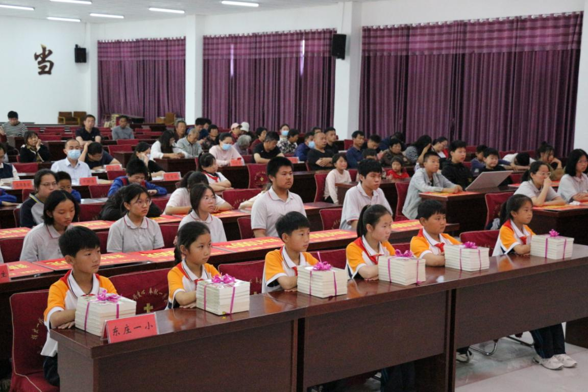 市政协机关关工委、内黄县关工委联合举行<br> “乡村振兴、关爱助学、铸魂育人” 捐助活动暨 内黄县“五红”进校园主题教育活动启动仪式