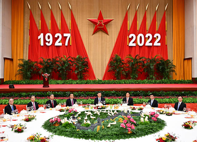 习近平出席庆祝中国人民解放军建军95周年招待会