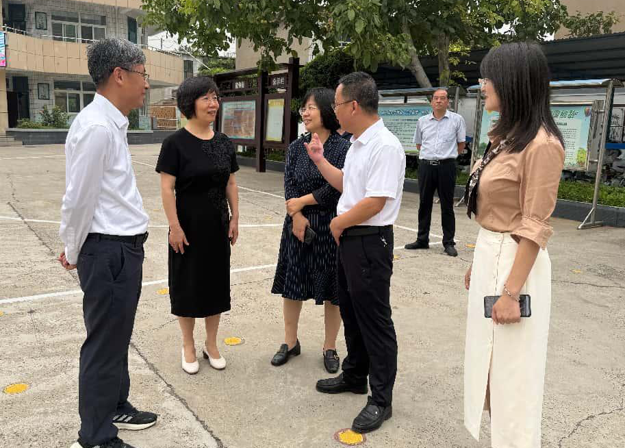 市领导开展教师节慰问活动