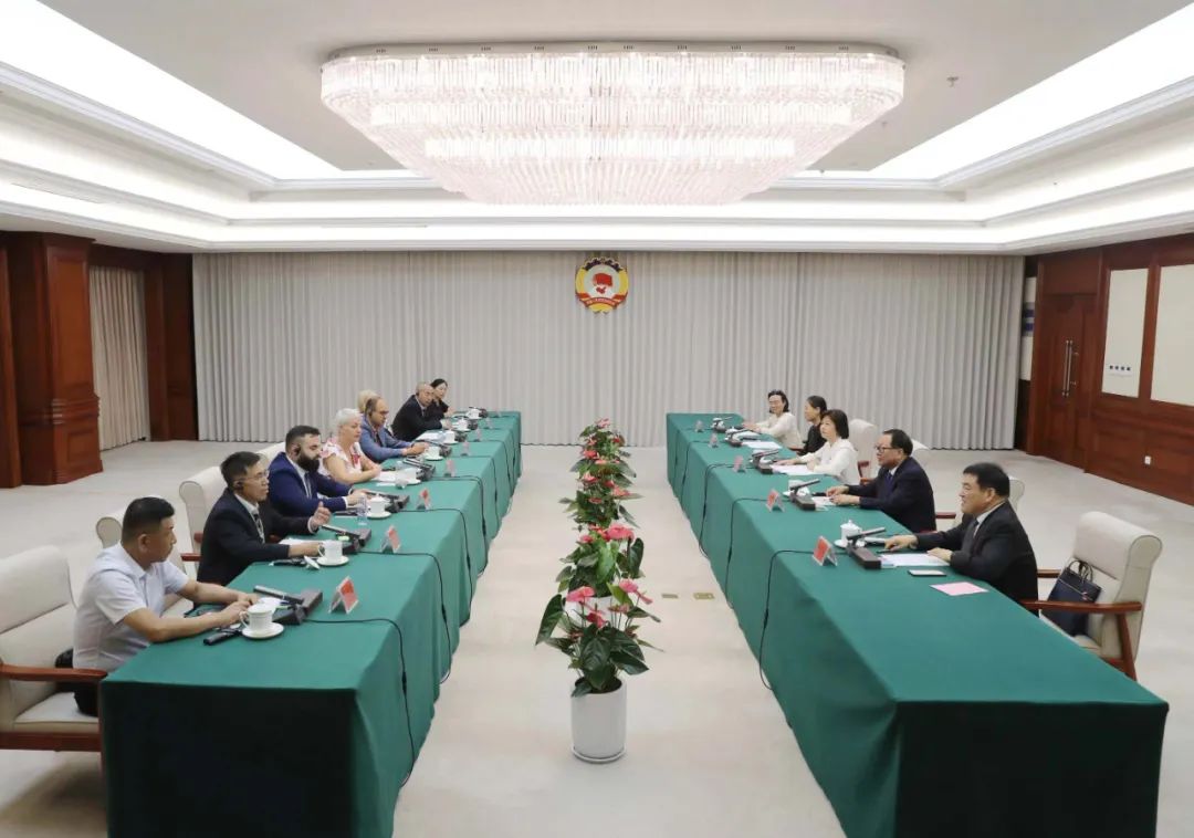 匈牙利珍珠市代表团到访省政协机关
