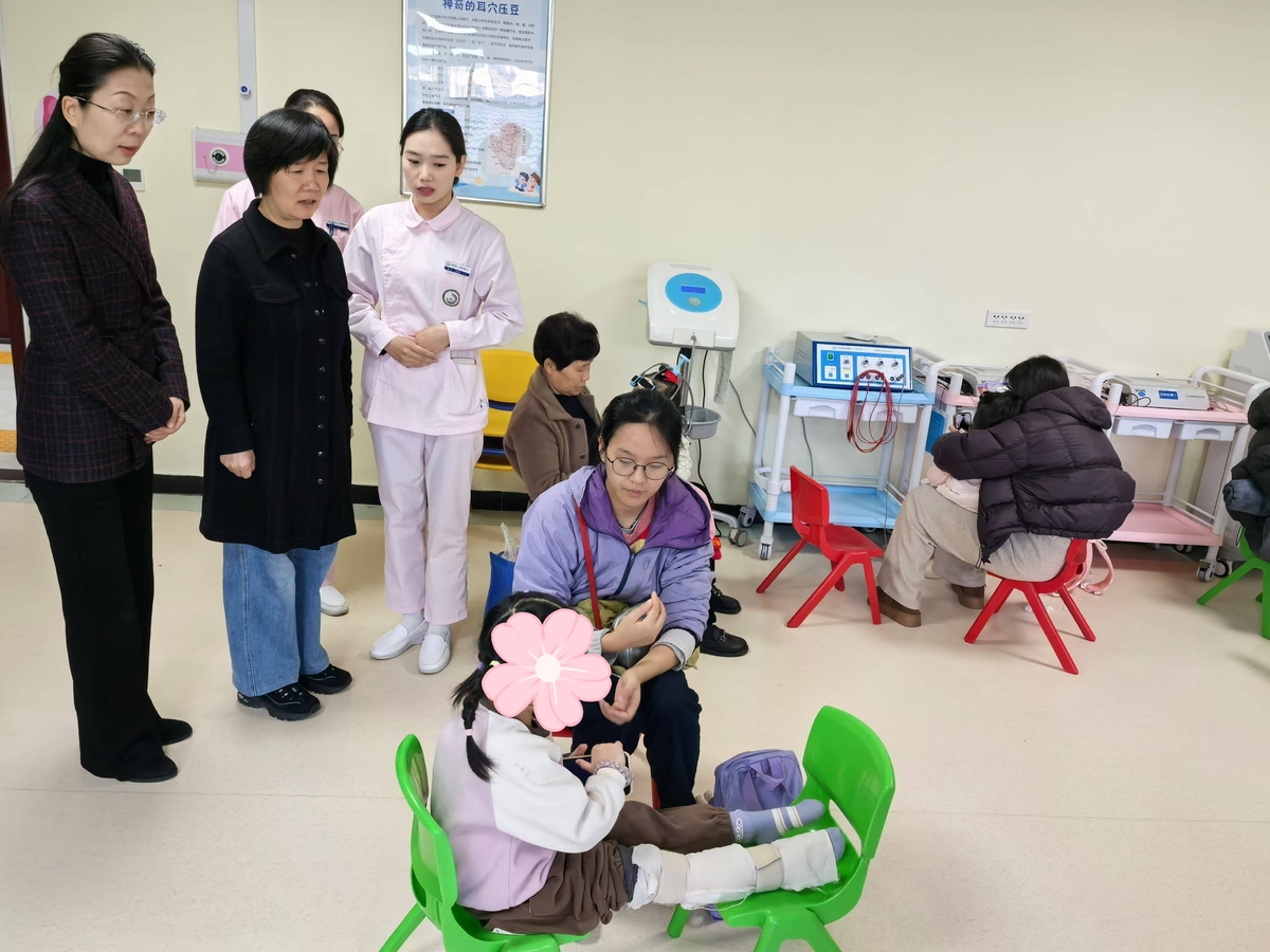 市政协副主席黄艳视察重点民生实事完成情况