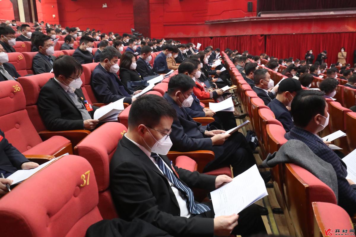 市政协十三届一次会议隆重开幕