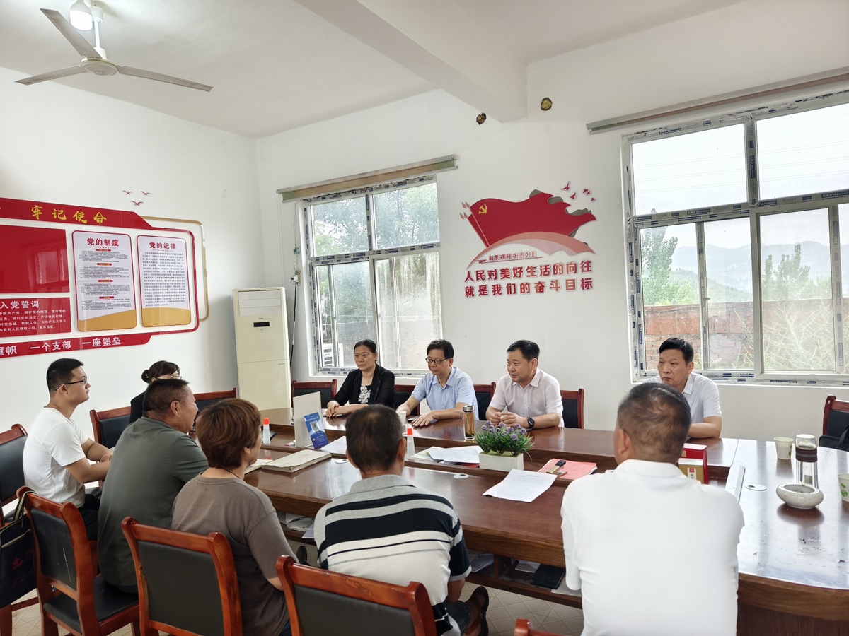 9月8日上午，市政协副主席郭献龙带领社法委一行赴安阳县，围绕促进乡村全面振兴及市委政协工作会议筹备等事项开展专题调研和座谈。调研组深入韩陵镇前马村，实地调研乡村振兴、产业发展与基层治理等工作情况，并召开座谈会，详细听取村“两委”及安阳县政协相关工作情况汇报。安阳县政协有关领导及相关负责同志参加调研。     在前马村，郭献龙一行走进安阳县彰德锦泰恒糕点加工厂，实地察看企业生产经营状况，鼓励企业在保持传统糕点风味的基础上，开发低糖、低脂等符合现代消费趋势的新产品，以特色糕点产业为村级集体经济持续壮大注入“源头活水”，进一步提升老字号品牌影响力。     随后，郭献龙在前马村党群服务中心主持召开座谈会，听取村“两委”干部关于基层党建、产业发展、基础设施建设、网格化治理等情况的汇报。郭献龙对前马村“党建引领+产业带动”的脱贫路径给予充分肯定。他指出，前马村实现由“贫困村”到“四星支部”的蝶变，根本在于坚持党建引领、强化产业带动、突出群众主体并汇聚了各方力量的支援。他强调，要持续做好防止返贫动态监测工作，推动脱贫攻坚与乡村振兴有效衔接。     郭献龙就即将召开的市委政协工作会议，听取了安阳县政协方面的意见建议。安阳县政协从解决“两个薄弱”问题、强化政协工作力量、提升提案办理与督促检查实效、完善干部选拔任用与职级晋升机制等方面提出五项建议。郭献龙指出，县政协要持续深化“有事好商量”协商平台建设，不断健全工作机制、丰富协商形式、增强协商实效。要坚持常态化组织委员深入乡村、社区和企业一线，开展细致扎实的基层调研，密切倾听群众呼声、广泛收集民意诉求。要进一步推动政协工作重心下移、力量下沉，促进政协协商与基层协商有效衔接、与社会治理深度融合。要充分发挥专门协商机构的独特优势和重要作用，聚焦党委政府中心工作和民生关切的重点难点问题，建真言、谋实策、务实功，为党委政府科学决策、精准施策提供具有前瞻性、针对性和可操作性的高质量建言。