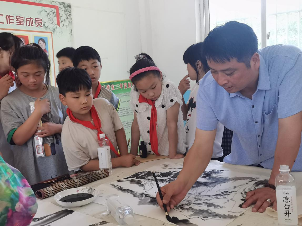 尉氏县政协开展“书画润童心”进校园活动