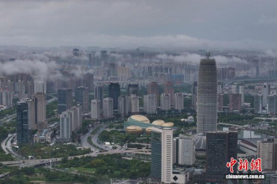 雨后郑州云雾缭绕宛若“天空之城”