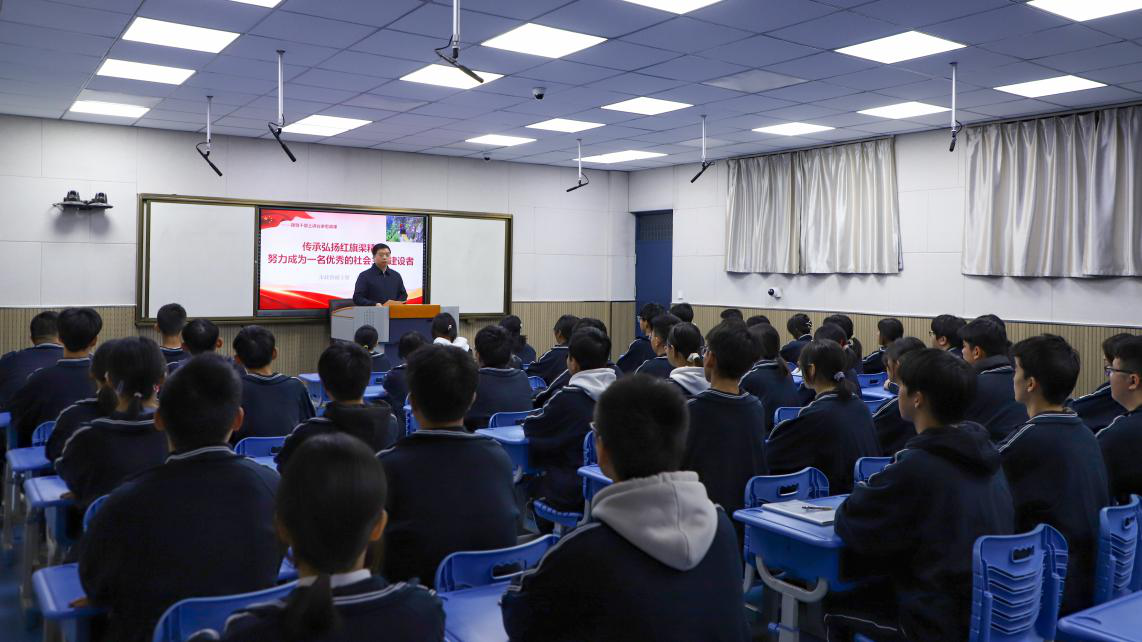 市政协副主席、市工商联主席侯合柱 为龙安高级中学师生讲授思政课
