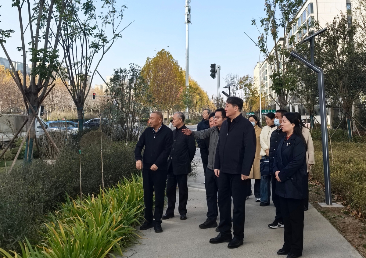 11月26日，市政协副主席黄艳带领市政协教科卫体委员会和部分市政协委员，就“加强紧密型城市医疗集团建设、推动优质医疗资源下沉”专题协商落实情况开展民主监督。 黄艳副主席首先为政协委员和有关职能部门负责同志宣讲党的二十届四中全会精神。黄艳副主席指出，一要深刻领会党的二十届四中全会的重大意义和实践要求，把学习成果转化为谋划工作的思路、推动发展的举措，确保党中央决策部署落地生根。二要聚焦医疗卫生民生领域持续发力，推动优质医疗资源下沉基层，让全会精神惠及千家万户。三要充分发挥政协委员主体作用，当好全会精神的宣传员、群众诉求的联络员，凝聚起贯彻落实全会精神的政协力量。 调研组一行来到宝莲寺镇卫生院，详细了解卫生院基本情况，人员设备配备，加入医疗集团以来工作开展情况。医疗集团帮扶基层开设特色科室，在家庭医生签约以及慢病管理等方面持续发力，使基层服务能力和群众获得感显著增强。 在纱厂社区卫生服务中心，调研组实地查看卫生服务中心医防融合、规范诊疗、诊疗流程优化等方面工作。医疗集团结合本地群众需求开展针对性改进，呈现出运行规范、服务精细、管理高效的良好态势，群众“在家门口看得上病”正在逐步成为现实，城市医疗集团改革在基层落地生根。 调研中委员们围绕城市医疗集团发展方向、机制优化、服务拓展等方面提出了建设性意见。市卫健委负责同志表示，将认真吸收委员意见，与市政协保持常态沟通，以实干实绩回应政协关切和群众期盼。 黄艳副主席对我市紧密型城市医疗集团建设工作予以充分肯定。黄艳副主席指出，建设紧密型城市医疗集团是深化医改的重要内容，是提升城市医疗资源配置效率、满足群众多层次健康需求的关键抓手，一要始终坚持以人民健康为中心，进一步提升改革系统性、整体性和协同性；二要把制度建设摆在更加突出的位置，强化整体推进、条块衔接和政策协同，让集团运行机制更加顺畅；三要持续推动优质资源有效下沉，把提升基层能力、提升群众满意度作为衡量改革成效的重要标准，把这项工作打造成惠民生、见实效的民生工程。  （市政协教科卫体委员会）